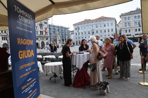 Fila per assistere all'incontro con il giornalista Tommaso Cerno