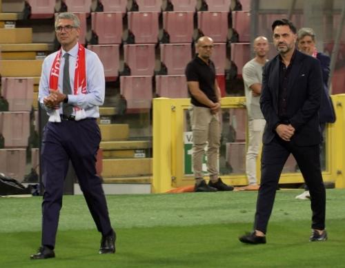 L'ingresso di Roberti sul manto dello stadio Rocco insieme al presidente della Triestina Giuseppe D'Aniello.