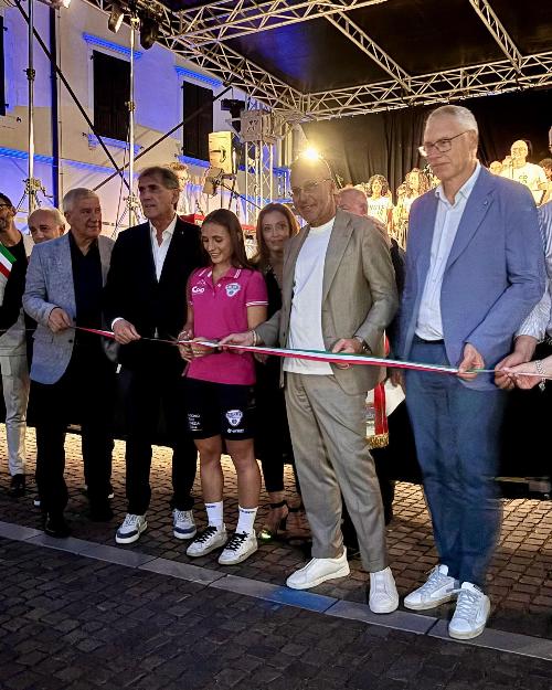 Bini inaugura con il taglio del nastro in piazza Indipendenza delle manifestazioni latisanesi