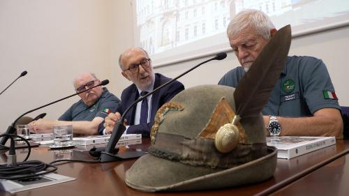 Riccardi tra Paolo Savioli e il presidente dell'Ana Sebastiano Favero
