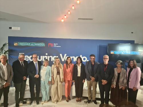Il vicegovernatore Mario Anzil in una fotografia di gruppo.
