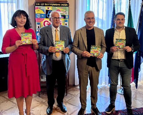 L'assessore regionale Sergio Emidio Bini (secondo da destra) in municipio a Gorizia 