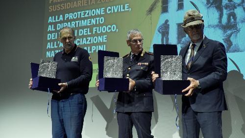 Da sinistra Fabio Ciciliano, Capo Dipartimento della Protezione civile, Luigi Giodice, capo dei Vigili del fuoco del Friuli Venezia Giulia e Sebastiano Favero presidente Ana 