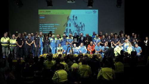 I premiati con le autorità e i volontari della Protezione civile