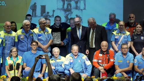 L'assessore Riccardi con il presidente della Fondazione Sussidiarietà Giorgio Vittadini e i premiati al teatro Candoni