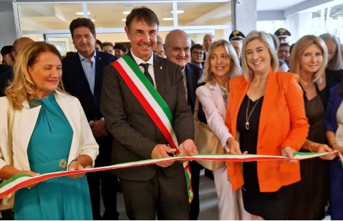 Il momento del taglio del nastro.