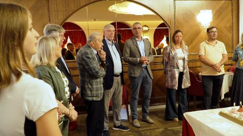 Roberti insieme ai vertici dell'Artistica '81 e dal Cat Fgi di Trieste per festeggiare i prestigiosi traguardi conseguiti dalle ginnaste giuliane nella prima parte del 2026.
