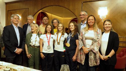 Roberti con atlete medagliate e vertici società sportive