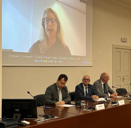 L'assessore regionale al Patrimonio, demanio, servizi generali e sistemi informativi Sebastiano Callari (al centro) presentando, insieme all'amministratore unico di Insiel Diego Antonini, al vicedirettore Sistemi informati della Regione, Paolo Perucci, e ad Anita Poort della Direzione generale Internal Market, Industry, Entrepreneurship & Smes della Commissione europea (in videocollegamento), l'adesione della Regione all'Innovation Procurement Hubs, l’iniziativa europea dedicata allo sviluppo degli acquisti pubblici innovativi.

