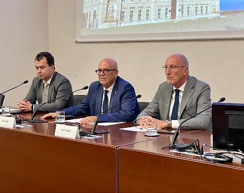 L'assessore regionale al Patrimonio, demanio, servizi generali e sistemi informativi Sebastiano Callari (al centro) presentando, insieme all'amministratore unico di Insiel Diego Antonini, al vicedirettore Sistemi informati della Regione, Paolo Perucci, l'adesione della Regione all'Innovation Procurement Hubs, l’iniziativa europea dedicata allo sviluppo degli acquisti pubblici innovativi.
