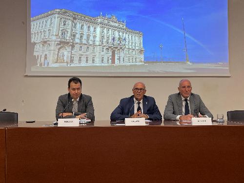 L'assessore regionale al Patrimonio, demanio, servizi generali e sistemi informativi Sebastiano Callari (al centro) presentando, insieme all'amministratore unico di Insiel Diego Antonini, al vicedirettore Sistemi informati della Regione, Paolo Perucci, l'adesione della Regione all'Innovation Procurement Hubs, l’iniziativa europea dedicata allo sviluppo degli acquisti pubblici innovativi.
