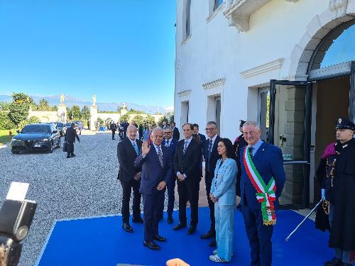 L'assessore Pierpalo Roberti all'esterno di Villa Cattaneo prima dell'avvio dei lavori del vertice trilaterale