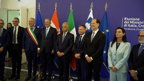 L'assessore regionale Pierpaolo Roberti (primo da sinistra) prima dell'inizio del vertice trilaterale tra i ministri di Italia, Croazia e Slovenia