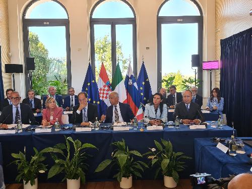 L'assessore Pierpaolo Roberti (in alto a destra) partecipa ai lavori del vertice trilaterale a Villa Cattaneo a Pordenone