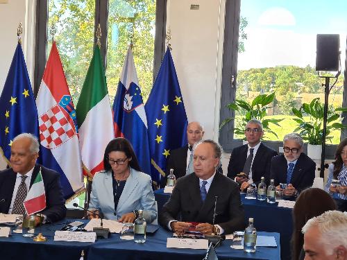 L'assessore regionale con delega alla Sicurezza, Pierpaolo Roberti (in alto a destra) partecipa ai lavori del vertice trilaterale a Villa Cattaneo a Pordenone