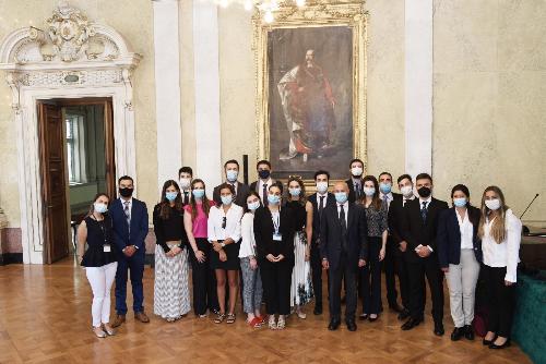 Gli studenti di "Origini Italia" con il direttore del corso Stefano Pilotto nel Palazzo della Regione di Trieste