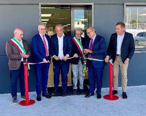 Il taglio del nastro con le autorità per l'inaugurazione alla Siap, azienda maniaghese del Gruppo Carraro