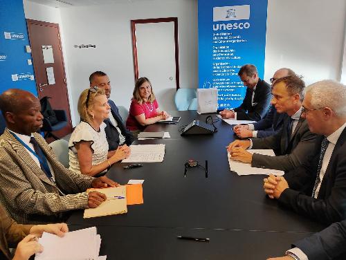 Il governatore Fedriga durante l'incontro con Åsa Regnér, vicedirettrice generale dell’Unesco
 