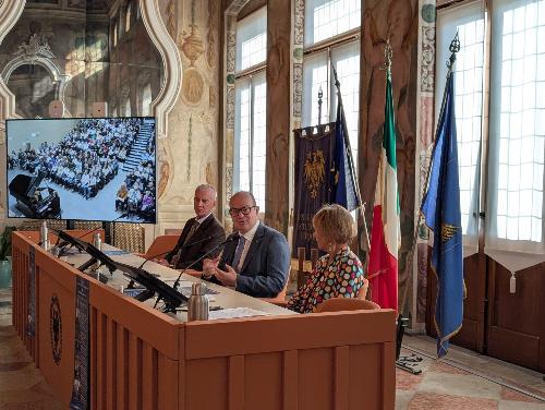 Il vicegovernatore Mario Anzil durante il suo intervento alla presentazione della 47. Stagione concertistica dell'Accademia Ricci.