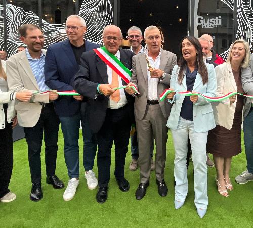 Il taglio del nastro di Gusti di frontiera 2026 alla presenza, tra gli altri, dell'assessore regionale alle Attività produttive e Turismo Sergio Emidio Bini, dell'assessore alle Infrastrutture Cristina Amirante, del sindaco del capoluogo isontino Rodolfo Ziberna e del presidente del Consiglio regionale, Mauro Bordin.
