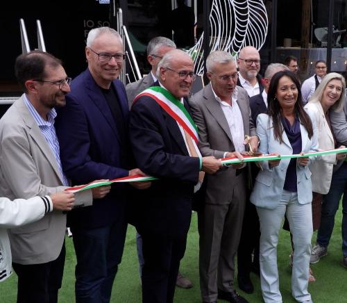 Il taglio del nastro di Gusti di frontiera 2026 alla presenza, tra gli altri, dell'assessore regionale alle Attività produttive e Turismo Sergio Emidio Bini, dell'assessore alle Infrastrutture Cristina Amirante, del sindaco del capoluogo isontino Rodolfo Ziberna e del presidente del Consiglio regionale, Mauro Bordin.

