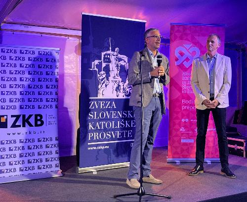 L'assessore regionale alle Autonomie locali, Pierpaolo Roberti, assieme al presidente dell'Unione culturale cattolica slovena-Zskp, Milos Cotar, all'inaugurazione della Slovenska vas a Gusti di Frontiera