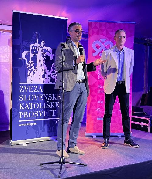 L'assessore regionale alle Autonomie locali, Pierpaolo Roberti, assieme al presidente dell'Unione culturale cattolica slovena-Zskp, Milos Cotar, all'inaugurazione della Slovenska vas a Gusti di Frontiera