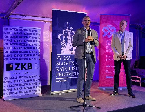 L'assessore regionale alle Autonomie locali, Pierpaolo Roberti, assieme al presidente dell'Unione culturale cattolica slovena-Zskp, Milos Cotar, all'inaugurazione della Slovenska vas a Gusti di Frontiera