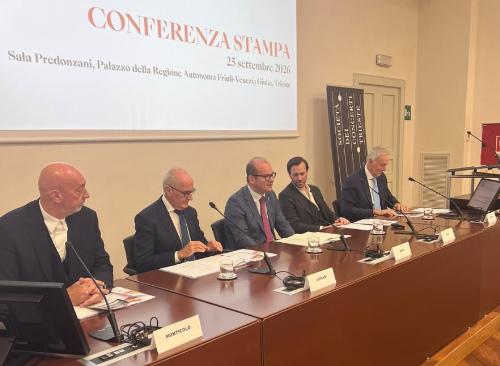 Il vicegovernatore e assessore alla Cultura Mario Anzil (terzo da sinistra) nel corso della presentazione dell'attività 2026/2027 della Società dei concerti Trieste.