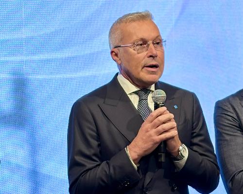 L'assessore regionale alle Attività produttive Sergio Emidio Bini alla presentazione della maglia dell'Apu Udine