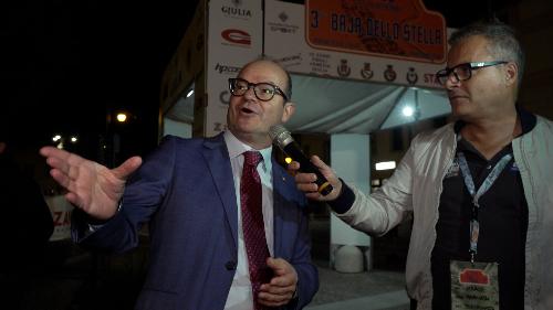Il vicegovernatore del Friuli Venezia Giulia con delega allo Sport, Mario Anzil, a Rivignano Teor alla cerimonia di partenza della terza edizione della Baja dello Stella, gara automobilistica fuoristrada valida per il Campionato Italiano Cross Country.