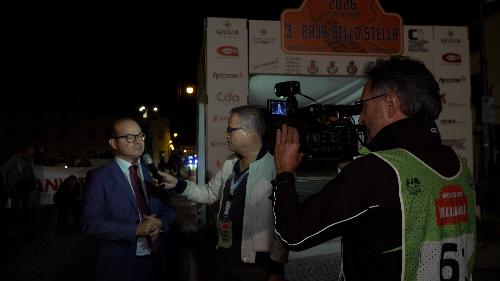 Il vicegovernatore del Friuli Venezia Giulia con delega allo Sport, Mario Anzil, a Rivignano Teor alla cerimonia di partenza della terza edizione della Baja dello Stella, gara automobilistica fuoristrada valida per il Campionato Italiano Cross Country.