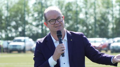 Il vicegovernatore del Friuli Venezia Giulia con delega allo Sport, Mario Anzil all'inaugurazione ufficiale del nuovo campo da calcio in erba sintetica nella frazione di Rivis di Sedegliano