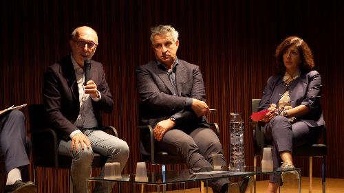 Riccardi con il ceo e direttore sanitario di Riabilita Fvg Nicola Collini, la ricercatrice Uniud e promotrice dell’Accademia Libere Abilità Elena Rocco