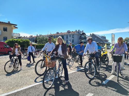 L'assessore regionale Cristina Amirante si appresta a percorrere un tratto della nuova pista ciclabile da Bevazzana a Precenicco