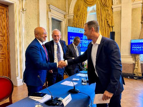 Il governatore Fedriga con gli aderenti al progetto Forlis