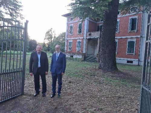 L'assessore regionale Riccardo Riccardi con il sindaco Francesco Toneguzzo davanti allo stabile che diventerà il Centro dell'abitare inclusivo