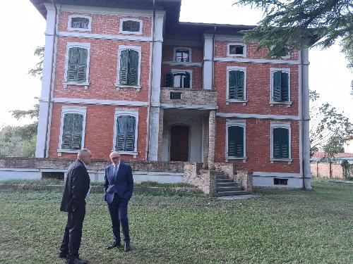 L'assessore Riccardo Riccardi, a destra, con il sindaco Francesco Toneguzzo durante la visita all'esterno dello stabile destinato a Centro per l'abitare inclusivo