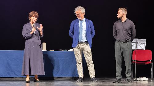 L'assessore regionale all'Istruzione e formazione, Alessia Rosolen, sul palco del Teatro Giovanni da Udine.