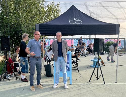 L'assessore regionale alle Autonomie locali Pierpaolo Roberti (a destra) e il presidente della Società velica Barcola Grignano Mitja Gialuz. all'evento Barcolana Skate Up