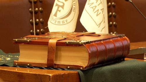 Il primo volume della riproduzione della Bibbia di Aquileia