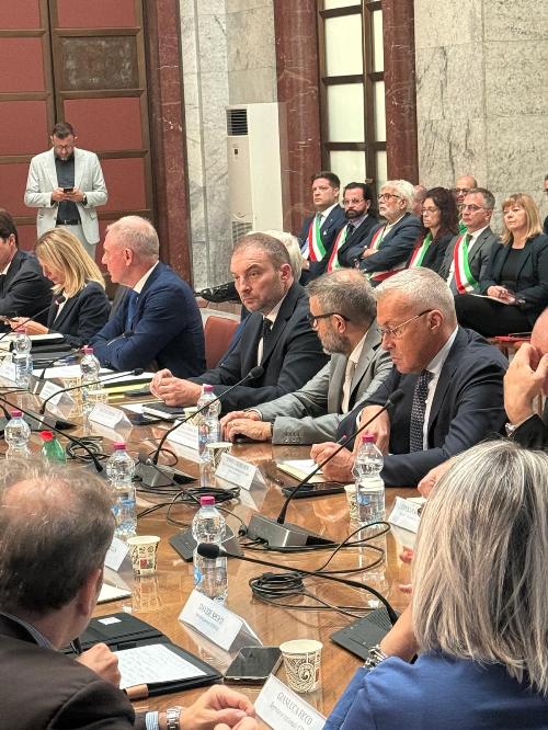 L'assessore regionale Sergio Emidio Bini (sulla destra) al tavolo ministeriale Electrolux