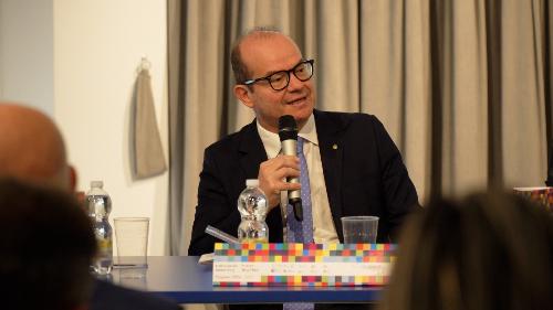 Il vicegovernatore con delega alla Cultura Mario Anzil durante il suo intervento
