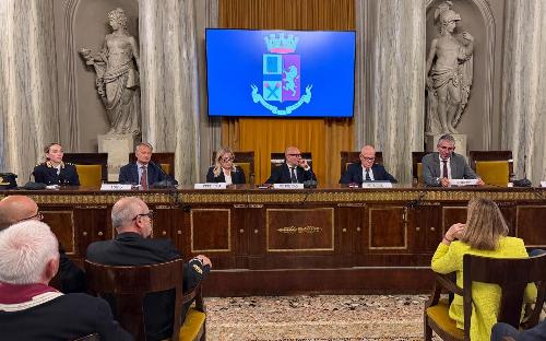 L'assessore regionale alla Sicurezza Pierpaolo Roberti al convegno "Polizia, fatti di cronaca, eroi e quotidianità" alla presenza del prefetto Giuseppe Petronzi, del questore del capoluogo regionale Lilia Fredella e del presidente della Società Velica di Barcola e Grignano Mitja Gialuz.
