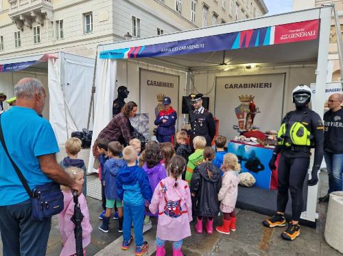 Un gruppo di bambini visita uno stand del Villaggio Sicurezza.