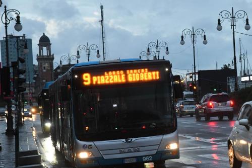 Un mezzo pubblico transita vicino al Villaggio Barcolana.