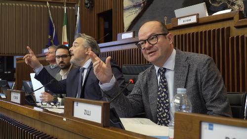 Il vicegovernatore della Regione Mario Anzil illustra il provvedimento del Multisettoriale in V Commissione del Consiglio regionale