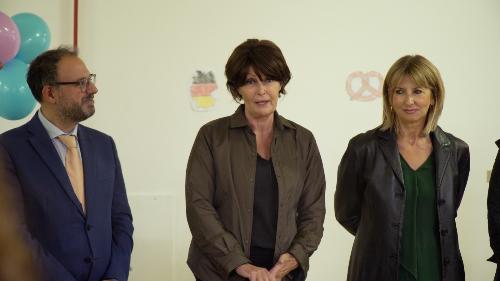 L'assessore regionale Alessia Rosolen (al centro) in un momento della sua visita nelle scuole bilingue italiano-tedesco del territorio montano