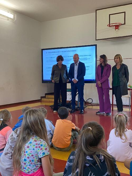 L'assessore regionale Alessia Rosolen (prima da sinistra) in visita alla scuola bilingue italiano-tedesco di Sappada