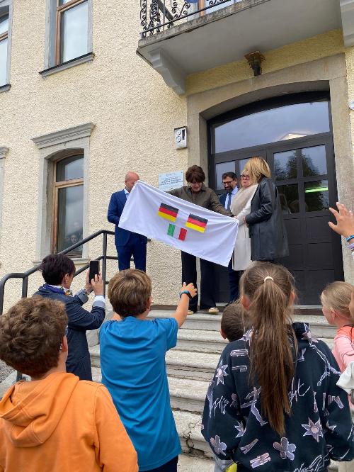Un momento della visita dell'assessore regionale Alessia Rosolen nella scuola di Sappada